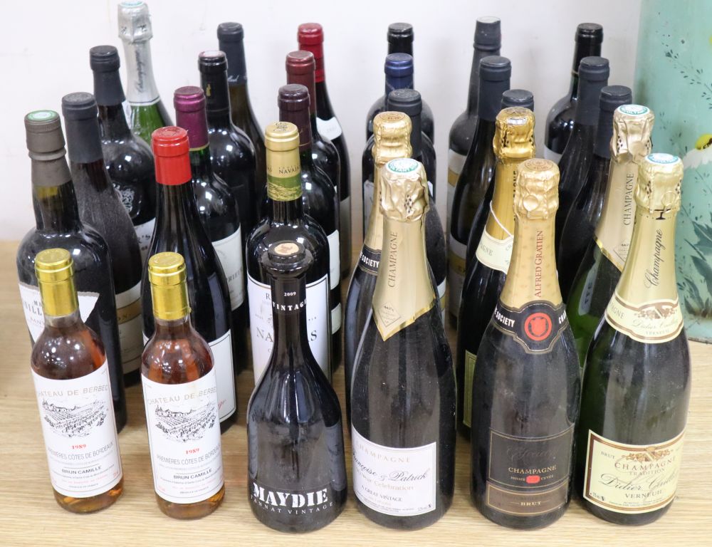 A large quantity of mixed wines, champagnes and a single bottle of port
